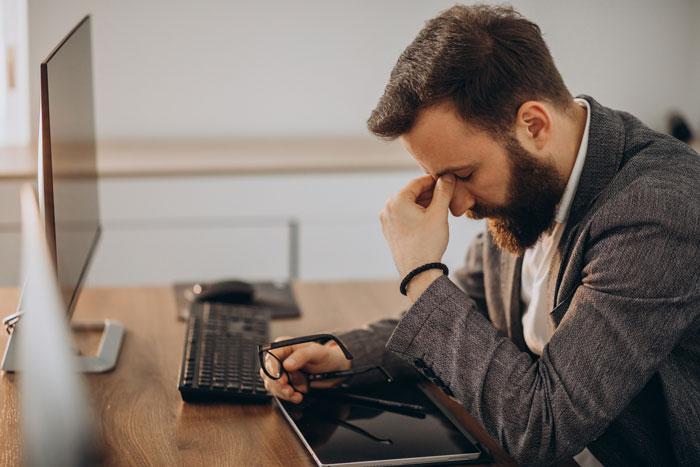 IT Worker Takes Down Buffoon Accountant With Clever Plan, Says “Network’s Down” Right Back At Her IT Worker Takes Down Buffoon Accountant With Clever Plan, Says “Network’s Down” Right Back At Her