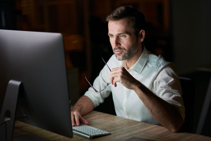 IT Worker Takes Down Buffoon Accountant With Clever Plan, Says “Network’s Down” Right Back At Her IT Worker Takes Down Buffoon Accountant With Clever Plan, Says “Network’s Down” Right Back At Her