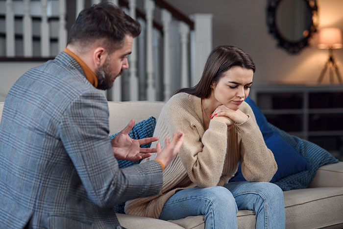 Controlling BF Throws A Fit When GF Wants To End Things After He Secretly Blocked Her Guy Friends Controlling BF Throws A Fit When GF Wants To End Things After He Secretly Blocked Her Guy Friends
