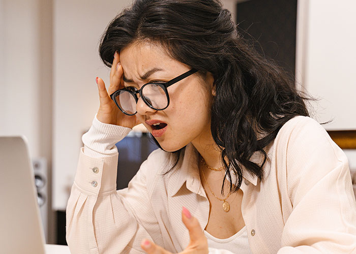 Woman Trusts Her Older Friend But Gets Used And The Internet Gives Advice That Solves Everything Woman Trusts Her Older Friend But Gets Used And The Internet Gives Advice That Solves Everything