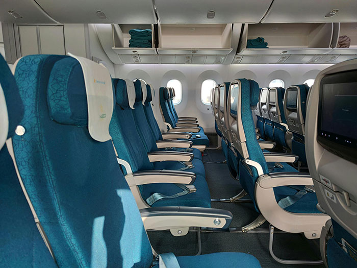 Woman Shuts Down Entitled Seat Thief In A Hilariously Unhinged Way: “Plane Seat Bandit Finally Happened To Me” Woman Shuts Down Entitled Seat Thief In A Hilariously Unhinged Way: “Plane Seat Bandit Finally Happened To Me”