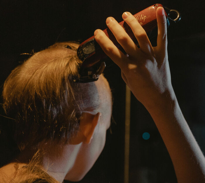 Mom Shaves Daughter’s Hair After Finding Out She Was Mistreating Classmate With Cancer, Psychologist Reacts Mom Shaves Daughter’s Hair After Finding Out She Was Mistreating Classmate With Cancer, Psychologist Reacts