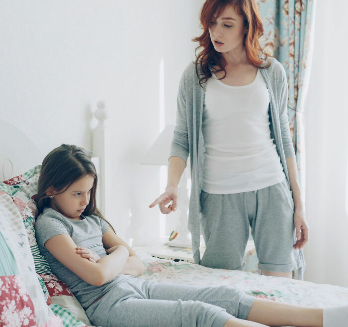 Mom Shaves Daughter’s Hair After Finding Out She Was Mistreating Classmate With Cancer, Psychologist Reacts Mom Shaves Daughter’s Hair After Finding Out She Was Mistreating Classmate With Cancer, Psychologist Reacts
