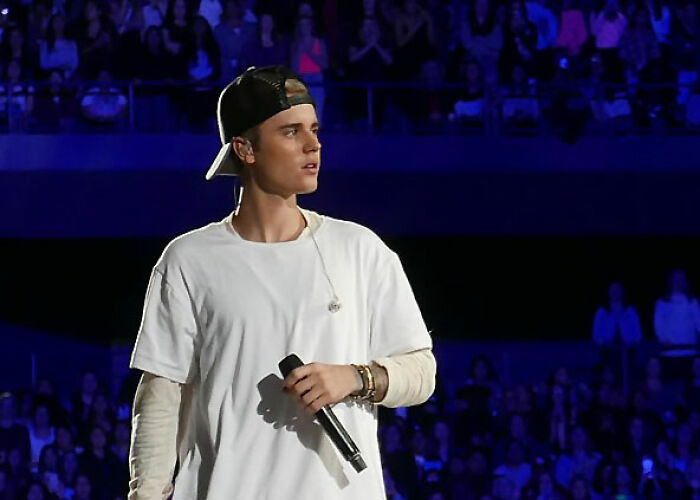 34 Of The Worst Moments People Asked Celebrities For A Photo