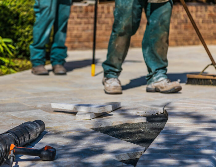 “Karen” Gets A Taste Of Her Own Medicine As People Rally Behind Landscaper Who Got His Revenge