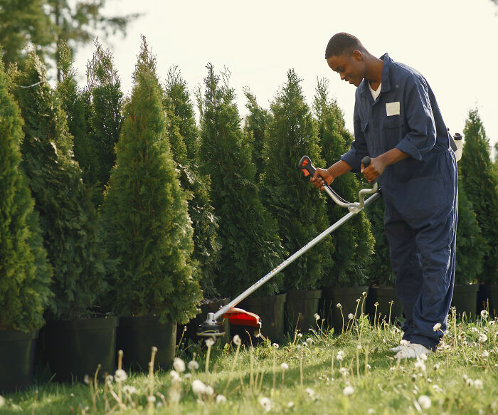 “Karen” Gets A Taste Of Her Own Medicine As People Rally Behind Landscaper Who Got His Revenge