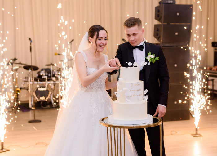 Woman Leaves Husband The Day After Wedding, Mad He Smashed Her Face Into Their Reception Cake Woman Leaves Husband The Day After Wedding, Mad He Smashed Her Face Into Their Reception Cake