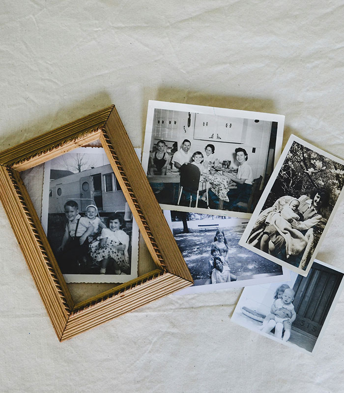 Family Notices One Bizarre Detail In Framed Photo Inside Airbnb That Sent Them ‘Spiralling’ Family Notices One Bizarre Detail In Framed Photo Inside Airbnb That Sent Them ‘Spiralling’