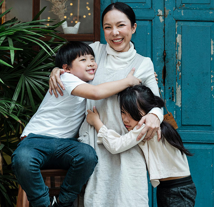 Frustrated Mom Can’t Stand Random Kids Attaching Themselves To Her Family On Holidays Frustrated Mom Can’t Stand Random Kids Attaching Themselves To Her Family On Holidays