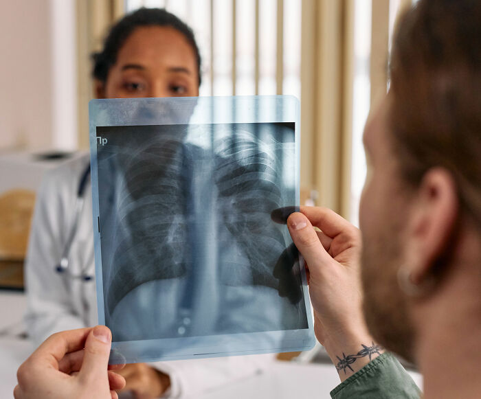 Doctor Reveals Secret Warning Sign Of Pneumonia Many People Miss After Sam Neill’s “Unexpected” Passing