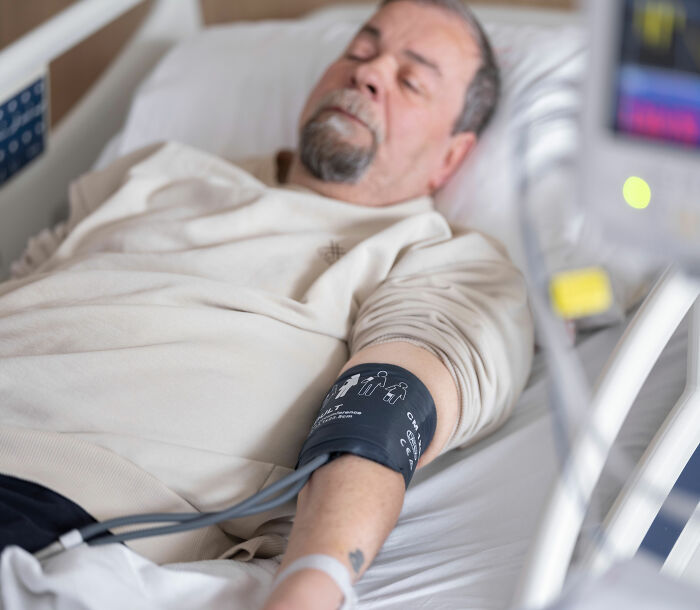 Doctor Reveals Secret Warning Sign Of Pneumonia Many People Miss After Sam Neill’s “Unexpected” Passing