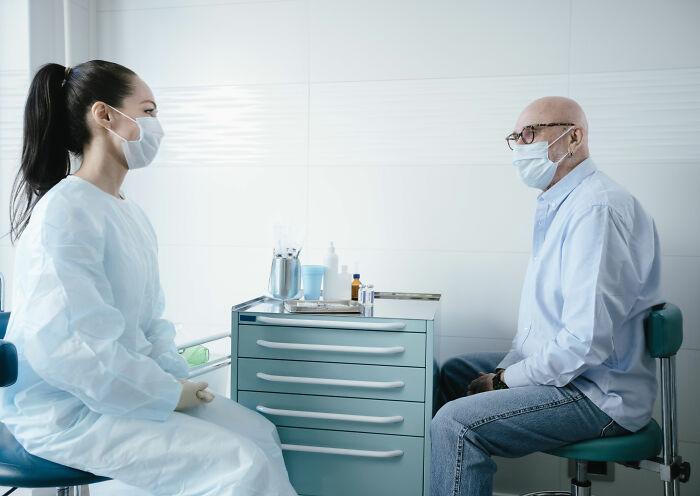Doctor Reveals Secret Warning Sign Of Pneumonia Many People Miss After Sam Neill’s “Unexpected” Passing
