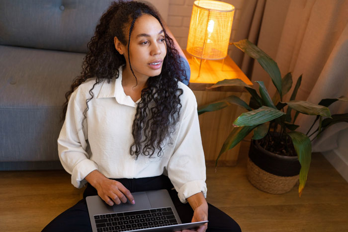 Woman’s Creepy Coworker Cut Off Her Hair After Months Of Weird Comment, Blames It On “Intrusive Thought” Woman’s Creepy Coworker Cut Off Her Hair After Months Of Weird Comment, Blames It On “Intrusive Thought”