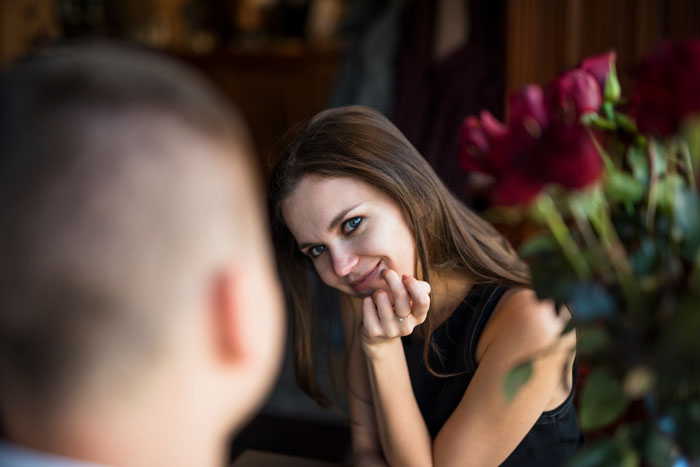 Guy Refuses To Expose Acquaintance’s Cheating GF, Surprised As Friends Ice Him Out Of The Group