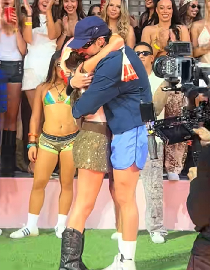 “I Got Pregnant Just Watching”: Fans Lose It Over Bad Bunny’s Steamy Dance Move “I Got Pregnant Just Watching”: Fans Lose It Over Bad Bunny’s Steamy Dance Move