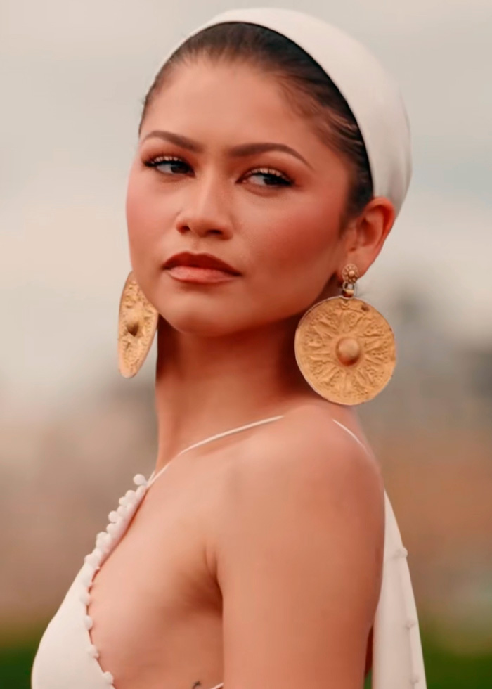 “They Look Like Tinfoil”: Zendaya Sparks Controversy Over Wearing 3,000-Year-Old Earrings To Promote The Odyssey “They Look Like Tinfoil”: Zendaya Sparks Controversy Over Wearing 3,000-Year-Old Earrings To Promote The Odyssey