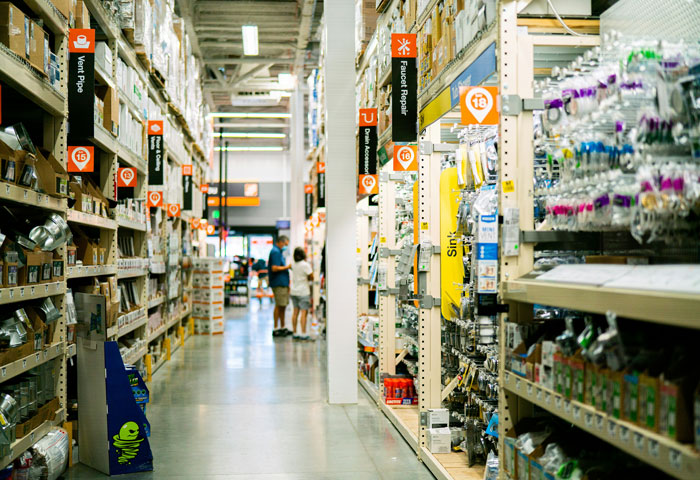 Customer Demands Help From A Man, Leaves Woman Rolling Her Eyes Customer Demands Help From A Man, Leaves Woman Rolling Her Eyes