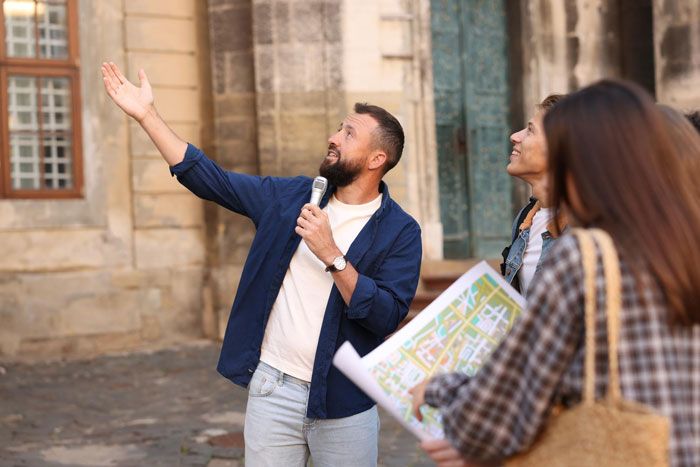 Entitled Tourists Decide To Make Everyone Wait For Them, Shocked When Tour Guide Starts Anyway Entitled Tourists Decide To Make Everyone Wait For Them, Shocked When Tour Guide Starts Anyway