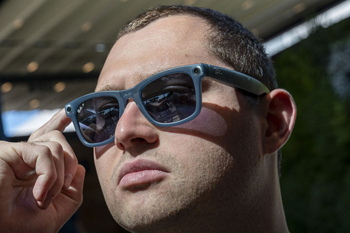 ‘Glassholes’ Are Back, And Their AI-Powered Smart Glasses Are A Privacy Bomb That Is Already Exploding ‘Glassholes’ Are Back, And Their AI-Powered Smart Glasses Are A Privacy Bomb That Is Already Exploding