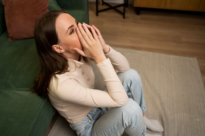 Narcissist Mom Attacks 19YO Daughter And Calls Cops, They Blacklist Her After Realizing The Truth Narcissist Mom Attacks 19YO Daughter And Calls Cops, They Blacklist Her After Realizing The Truth