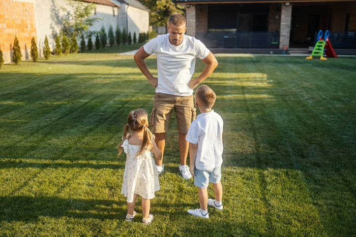 Dad Treats Neighbor’s Private Land Like His Kids’ Playground, A 160lb Guard Dog Ends The Debate Dad Treats Neighbor’s Private Land Like His Kids’ Playground, A 160lb Guard Dog Ends The Debate