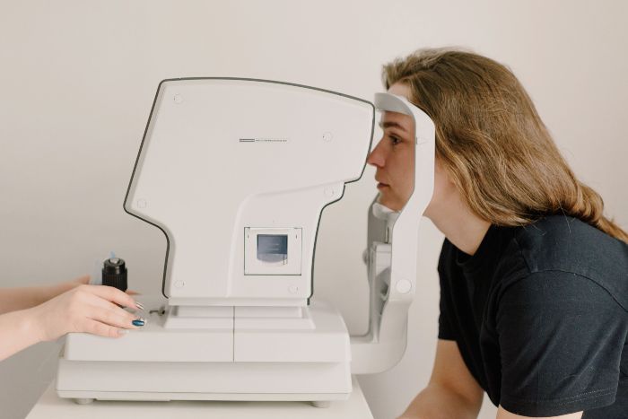 Woman Horrified After Her Pupils Turn Fluorescent Green During Routine Eye Exam, Experts Explain What Happened Woman Horrified After Her Pupils Turn Fluorescent Green During Routine Eye Exam, Experts Explain What Happened