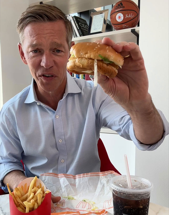 Simple McDonald’s Sign Sparks Nationwide Debate About Language And Culture Simple McDonald’s Sign Sparks Nationwide Debate About Language And Culture