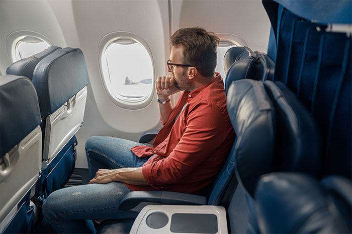 Man Tries To Steal A Child’s Window Seat On A Flight, Refuses To Move Until A Flight Attendant Steps In Man Tries To Steal A Child’s Window Seat On A Flight, Refuses To Move Until A Flight Attendant Steps In