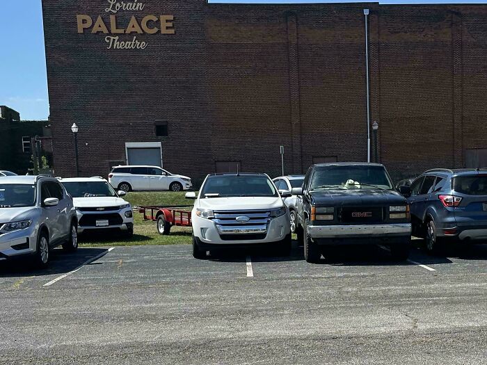 71 Times People Saw Such Outrageous Parking, They Had To Share The Pics Online 71 Times People Saw Such Outrageous Parking, They Had To Share The Pics Online
