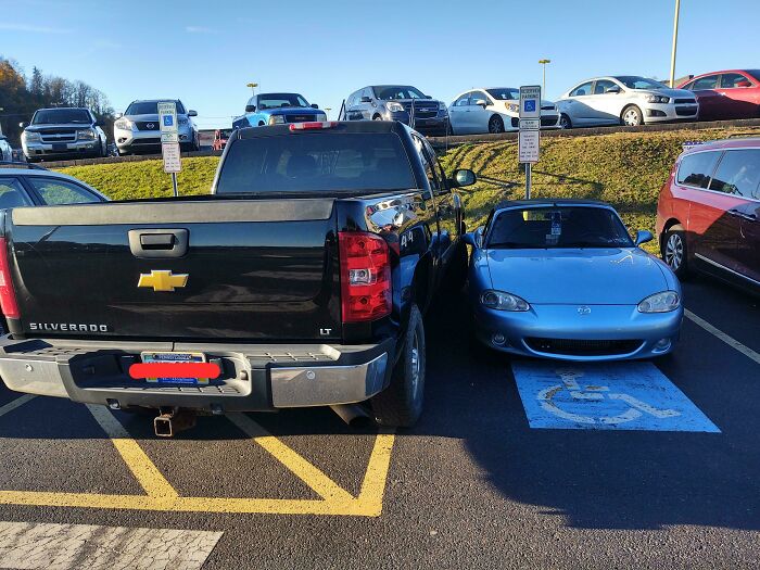 71 Times People Saw Such Outrageous Parking, They Had To Share The Pics Online 71 Times People Saw Such Outrageous Parking, They Had To Share The Pics Online