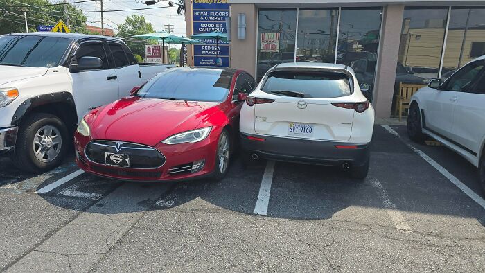 71 Times People Saw Such Outrageous Parking, They Had To Share The Pics Online 71 Times People Saw Such Outrageous Parking, They Had To Share The Pics Online