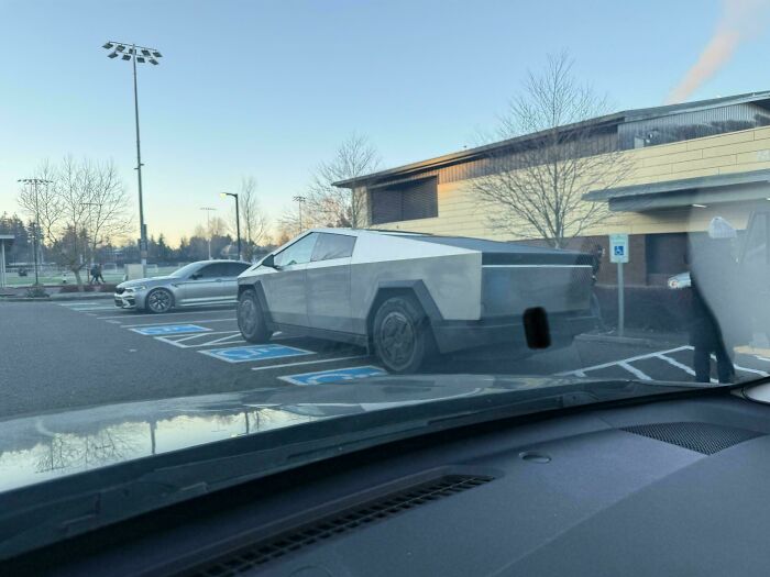 71 Times People Saw Such Outrageous Parking, They Had To Share The Pics Online 71 Times People Saw Such Outrageous Parking, They Had To Share The Pics Online