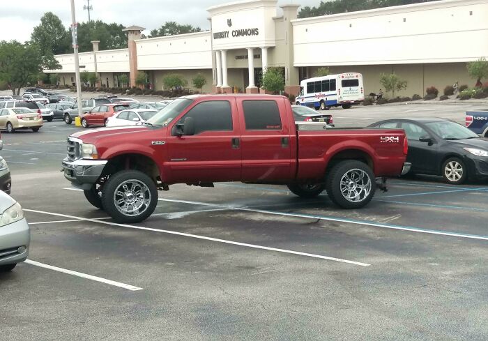 71 Times People Saw Such Outrageous Parking, They Had To Share The Pics Online 71 Times People Saw Such Outrageous Parking, They Had To Share The Pics Online