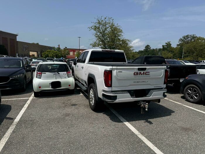 71 Times People Saw Such Outrageous Parking, They Had To Share The Pics Online 71 Times People Saw Such Outrageous Parking, They Had To Share The Pics Online