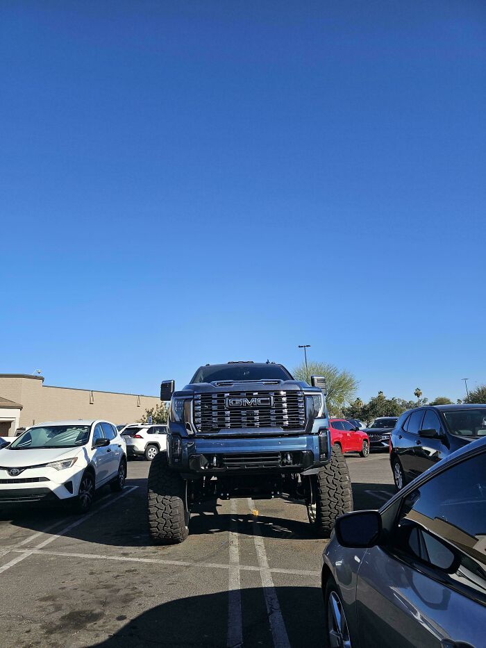 71 Times People Saw Such Outrageous Parking, They Had To Share The Pics Online 71 Times People Saw Such Outrageous Parking, They Had To Share The Pics Online