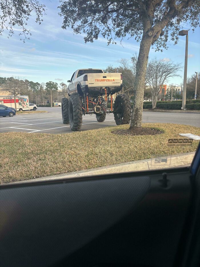 71 Times People Saw Such Outrageous Parking, They Had To Share The Pics Online 71 Times People Saw Such Outrageous Parking, They Had To Share The Pics Online