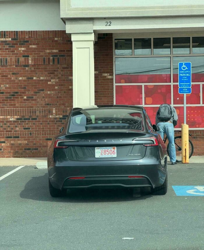 71 Times People Saw Such Outrageous Parking, They Had To Share The Pics Online 71 Times People Saw Such Outrageous Parking, They Had To Share The Pics Online