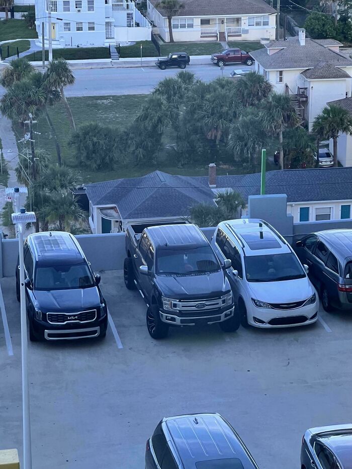 71 Times People Saw Such Outrageous Parking, They Had To Share The Pics Online 71 Times People Saw Such Outrageous Parking, They Had To Share The Pics Online