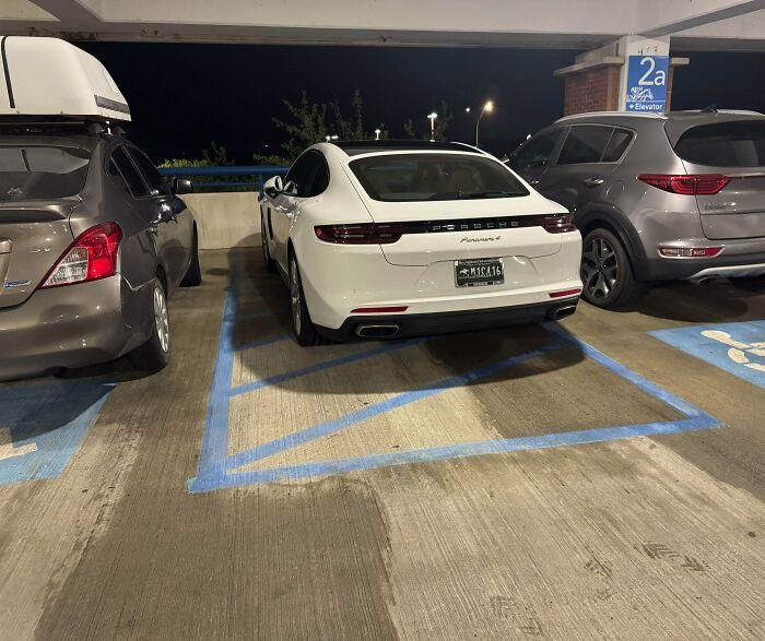 71 Times People Saw Such Outrageous Parking, They Had To Share The Pics Online 71 Times People Saw Such Outrageous Parking, They Had To Share The Pics Online