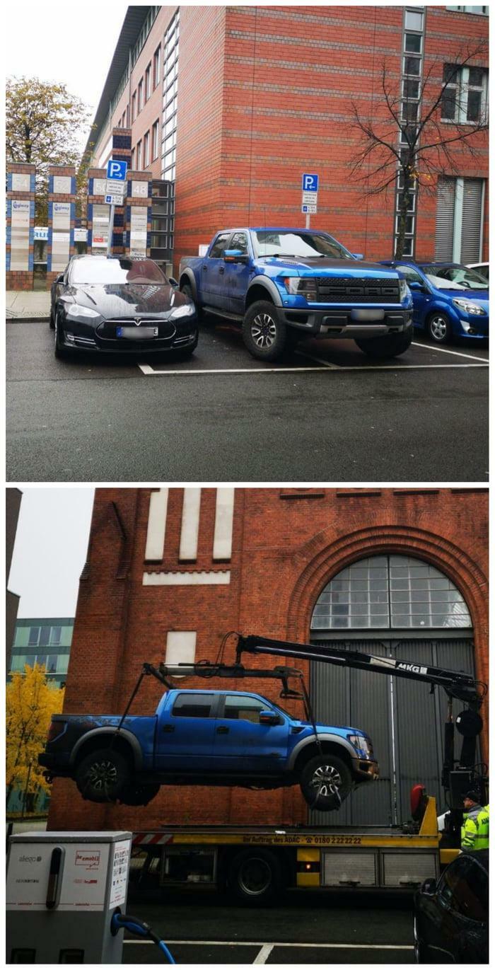71 Times People Saw Such Outrageous Parking, They Had To Share The Pics Online 71 Times People Saw Such Outrageous Parking, They Had To Share The Pics Online