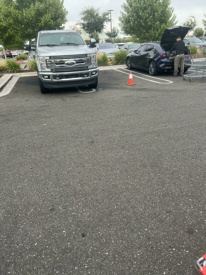 71 Times People Saw Such Outrageous Parking, They Had To Share The Pics Online 71 Times People Saw Such Outrageous Parking, They Had To Share The Pics Online
