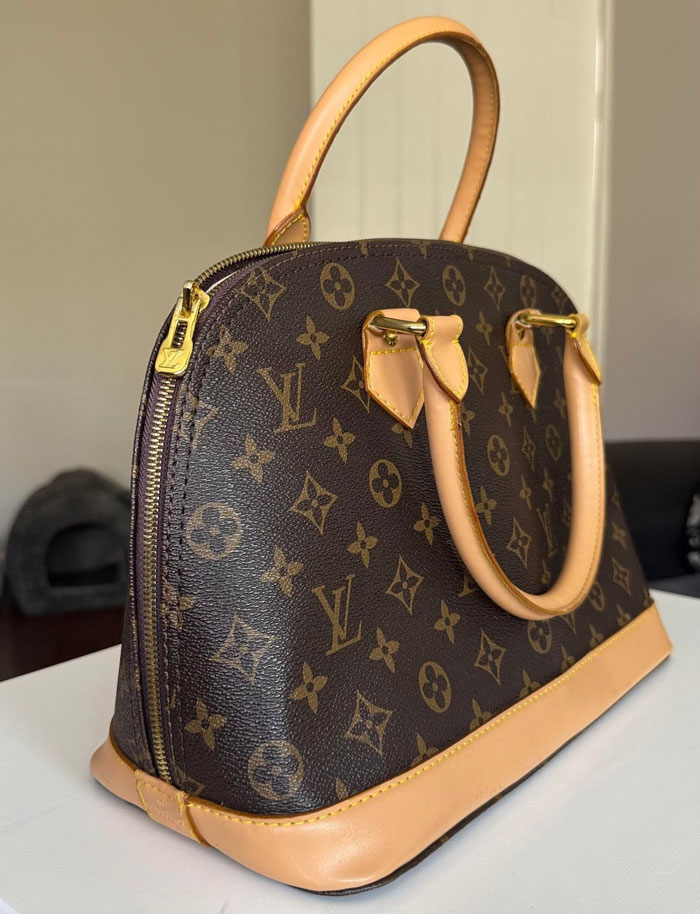 Woman Trusted Best Friend With Sentimental Designer Bag, Ends Up Getting A Fake One Back Woman Trusted Best Friend With Sentimental Designer Bag, Ends Up Getting A Fake One Back