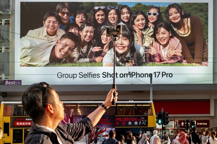35 New And Unbelievable Street Coincidences Caught On Camera By Edas Wong 35 New And Unbelievable Street Coincidences Caught On Camera By Edas Wong