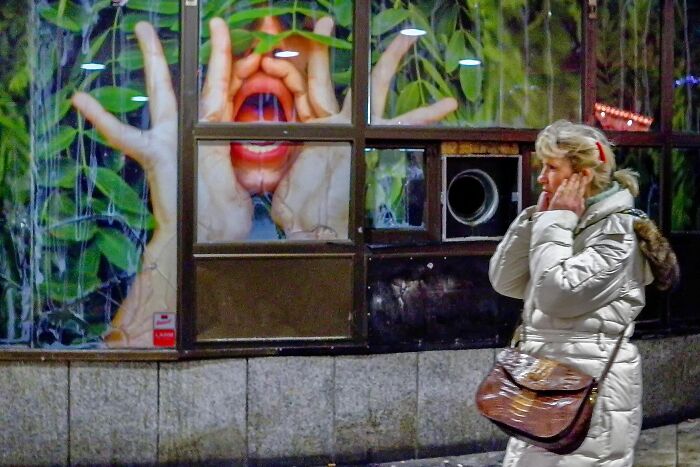 35 New And Unbelievable Street Coincidences Caught On Camera By Edas Wong 35 New And Unbelievable Street Coincidences Caught On Camera By Edas Wong