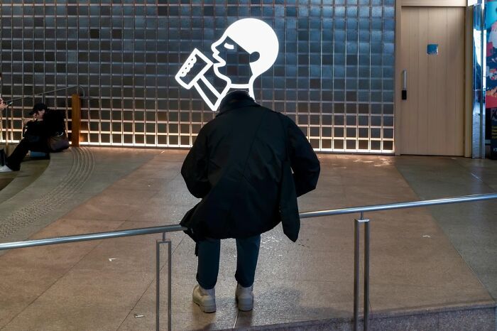 35 New And Unbelievable Street Coincidences Caught On Camera By Edas Wong 35 New And Unbelievable Street Coincidences Caught On Camera By Edas Wong
