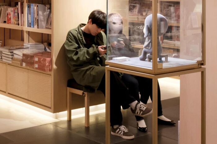 35 New And Unbelievable Street Coincidences Caught On Camera By Edas Wong 35 New And Unbelievable Street Coincidences Caught On Camera By Edas Wong