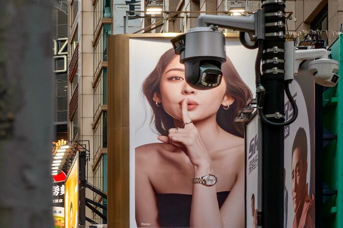 35 New And Unbelievable Street Coincidences Caught On Camera By Edas Wong 35 New And Unbelievable Street Coincidences Caught On Camera By Edas Wong