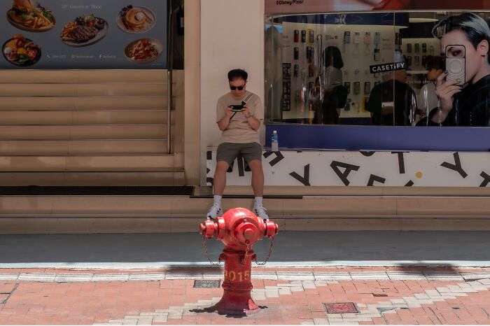 35 New And Unbelievable Street Coincidences Caught On Camera By Edas Wong 35 New And Unbelievable Street Coincidences Caught On Camera By Edas Wong