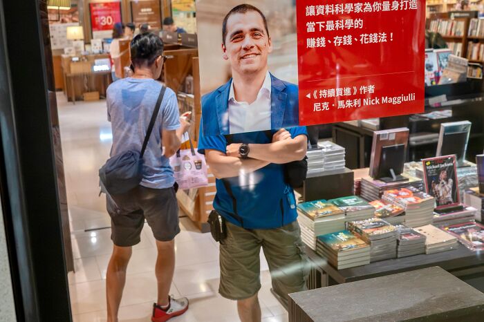 35 New And Unbelievable Street Coincidences Caught On Camera By Edas Wong 35 New And Unbelievable Street Coincidences Caught On Camera By Edas Wong