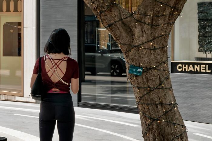 35 New And Unbelievable Street Coincidences Caught On Camera By Edas Wong 35 New And Unbelievable Street Coincidences Caught On Camera By Edas Wong